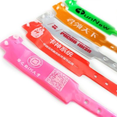 オーダーメイドロゴ プラスチック ブレスレット 男性音楽イベントのためのPVCブレスレット