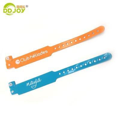 明確な識別 PVC ボタン ブレスレット ホテルのための 1 回用とカスタマイズデザイン