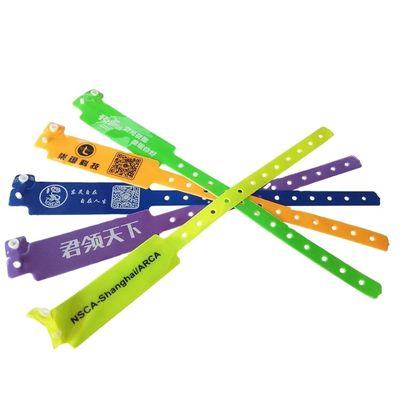オーダーメイドイベント PVCネオンカラー ブレスレット プレゼント プラスチックのフェスティバル ビニールブレスレット