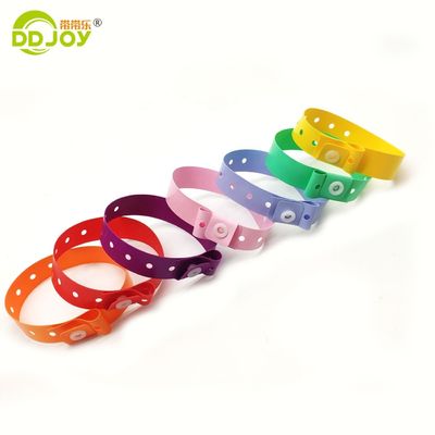 オーダーメイド ロゴ PVC L 形 調整可能なプラスチック ブレスレット イベント フェスティバル ロマンチックなスタイル