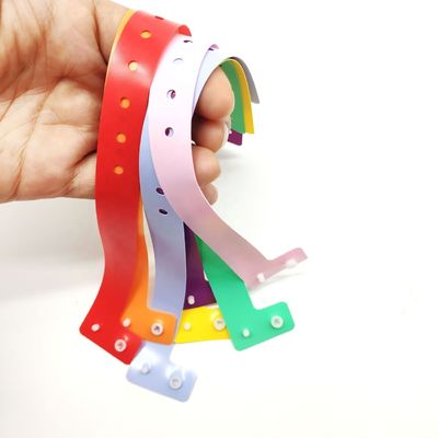 オーダーメイド ロゴ PVC L 形 調整可能なプラスチック ブレスレット イベント フェスティバル ロマンチックなスタイル