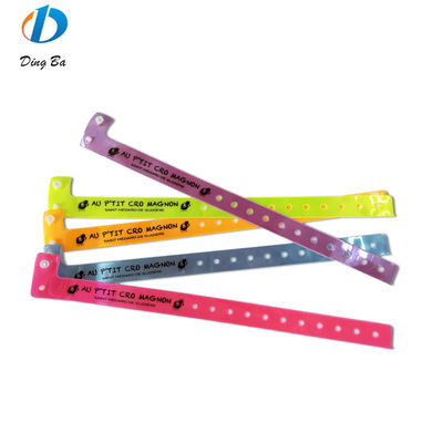 その他の形 柔らかい調整可能なPVC/ビニールプラスチック入り腕帯 イベントやパーティー