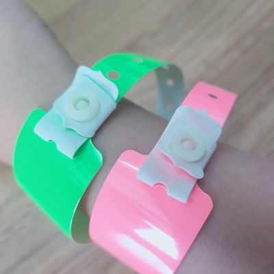 耐水性 柔らかい 輝く ニュオン 光る PVC ビニール ブレスレット ナイトクラブ用 腕帯