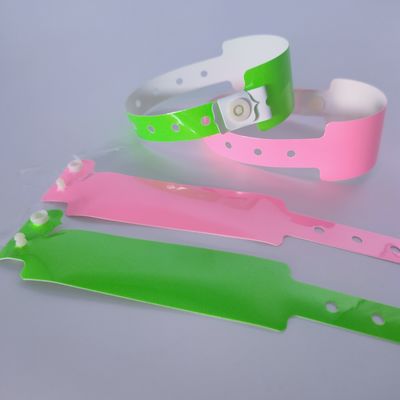 耐水性 柔らかい 輝く ニュオン 光る PVC ビニール ブレスレット ナイトクラブ用 腕帯