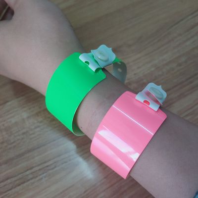 耐水性 柔らかい 輝く ニュオン 光る PVC ビニール ブレスレット ナイトクラブ用 腕帯
