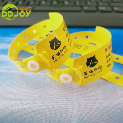 赤色PVC腕帯 子供向け オーダーメイド 柔らかいプラスチック ワンタイムバンド 書き込み可能なビニール金属 手工