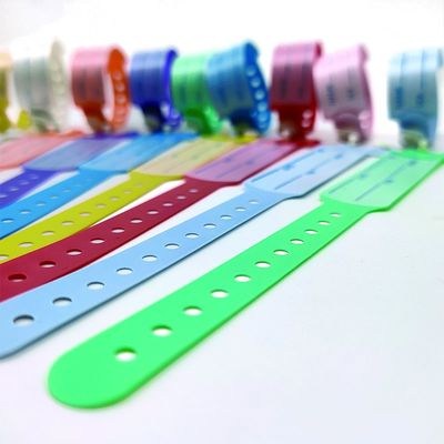 柔らかいプラスチックID腕帯 子供用 カスタムビニール ワンタイムブレスレット アムステーション