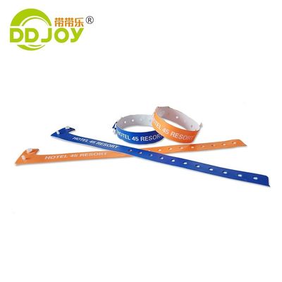 イベント用のカスタムQRコード PVCブレスレット プラスチックビニール腕帯を識別