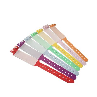 カスタムロゴ 柔らかいPVCブレスレット ベビーのお気に入りのパーソナライズされた腕帯 色彩豊かなアイテム