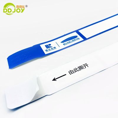 カスタマイズされたロゴ 青い合成紙の腕帯 舞台入場券のブレスレット