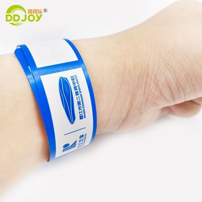 カスタマイズされたロゴ 青い合成紙の腕帯 舞台入場券のブレスレット