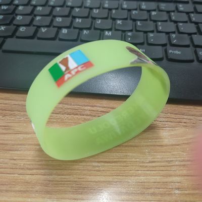 スポーツ イベント シリコン素材の腕帯 オーダーメイドのGLOWゴムブレスレット