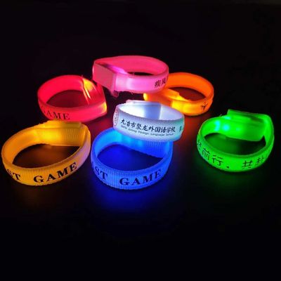 カスタマイズされた色 多色照明 LED ブレスレット カスタマイズされたグラフィックのフラッシュギフト