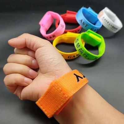 カスタマイズされた色 多色照明 LED ブレスレット カスタマイズされたグラフィックのフラッシュギフト