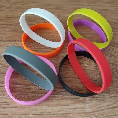 浮雕技術 多彩のシリコン腕帯 ナウティカルスタイルのためのゴムブレスレット