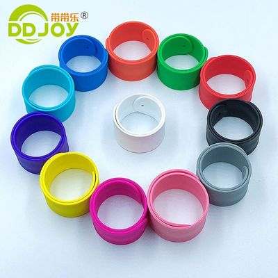 オーダーメイド カラー ストック オーダーメイド ブレスレット オーダーメイド 卸売 シリコン スナップ スラップ ブレスレット