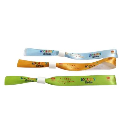 100pcs サタンリボンリボン リストバンド 祭典 プレゼントのプロモーション