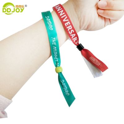 100pcs サタンリボンリボン リストバンド 祭典 プレゼントのプロモーション