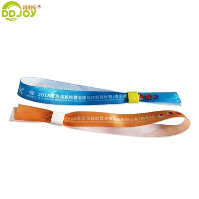 100pcs サタンリボンリボン リストバンド 祭典 プレゼントのプロモーション